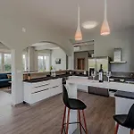 בית נופש In With Jacuzzi סרסר
