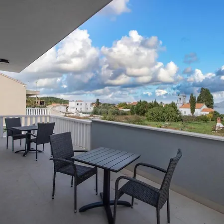 Feriehus In With Jacuzzi Sreser
