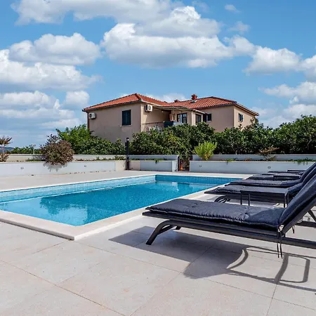 In With Jacuzzi Ferienhaus