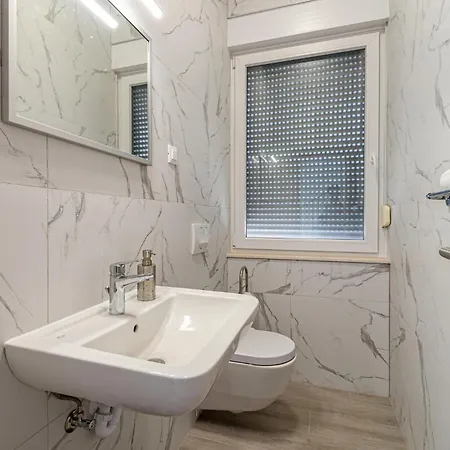 In With Jacuzzi Sreser